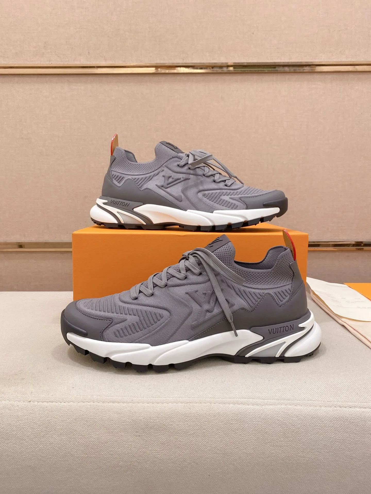 Men's Men's Shoes💰: 620💰The high version of the LV Runner Tatic sneakers are made of a whole piece of technical knitting to create an easy-to-take-on design, and are trimmed with cow leather to outline the upper. The LV logo on the side creates a dynamic feel among the textures, and the leather back strap is shaped like the handle fasteners in the Louis Vuitton leather goods collection. Mixed materials Laces Louis Vuitton accents Rubber outsole with Vuitton logo Size 39-44 Customizable 38.45.46